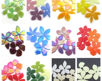 Piastrelle a mosaico con petali caduti in una scelta di colori