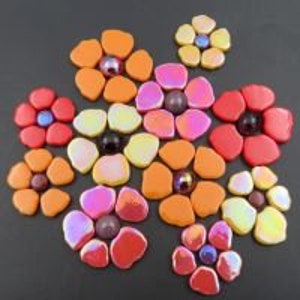 Op de afbeelding: Assortiment van kleurrijke glazen mozaïekbloemtegels in tinten oranje, rood, roze en geel. De tegels hebben een reliëf, getextureerd oppervlak en zijn perfect voor knutselprojecten.