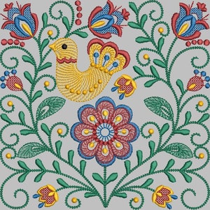 Op de afbeelding: Geborduurde bloemenontwerp met een gele vogel, rode, blauwe en groene bloemen en groene bladeren op een lichtgrijze achtergrond.