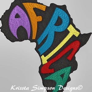 Puede incluir: Un diseño bordado del continente africano con la palabra "ÁFRICA" escrita en letras de colores. Las letras están en un arcoíris de colores, incluyendo morado, naranja, azul, amarillo, rojo y verde.