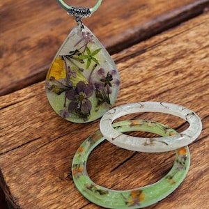 Pressed Flower Jewelry Set – Handmade Resin Pendant Necklace & 2 Bangles – Irish Wildflower Jewelry – Nature Gift Idea