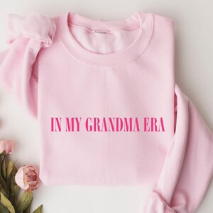In My Grandma Era, Grandma Sweatshirt, Grandma Crewneck, Grandma Shirt, Eras Sweatshirt, New Grandma Gift, Pregnancy Reveal Shirt, Women&#39;s
