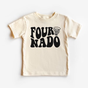 Pu&ograve; includere: Una maglietta a maniche corte color crema con testo nero che recita "FOURNADO" in un font retr&ograve;. Un grafico di tornado nero &egrave; sopra il testo.