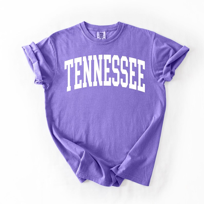K&ouml;nnte beinhalten: Ein lila T-Shirt mit dem Wort "TENNESSEE" in wei&szlig; auf der Vorderseite.