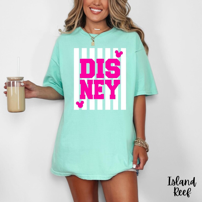 Może przedstawiać: Zestaw trzech ceramicznych kubk&oacute;w z nakrapianym, matowym wykończeniem. Kubki są w odcieniach kremu, jasnoszarym i ciemnoszarym. Każdy kubek ma prosty, minimalistyczny design i zaokrąglony uchwyt.