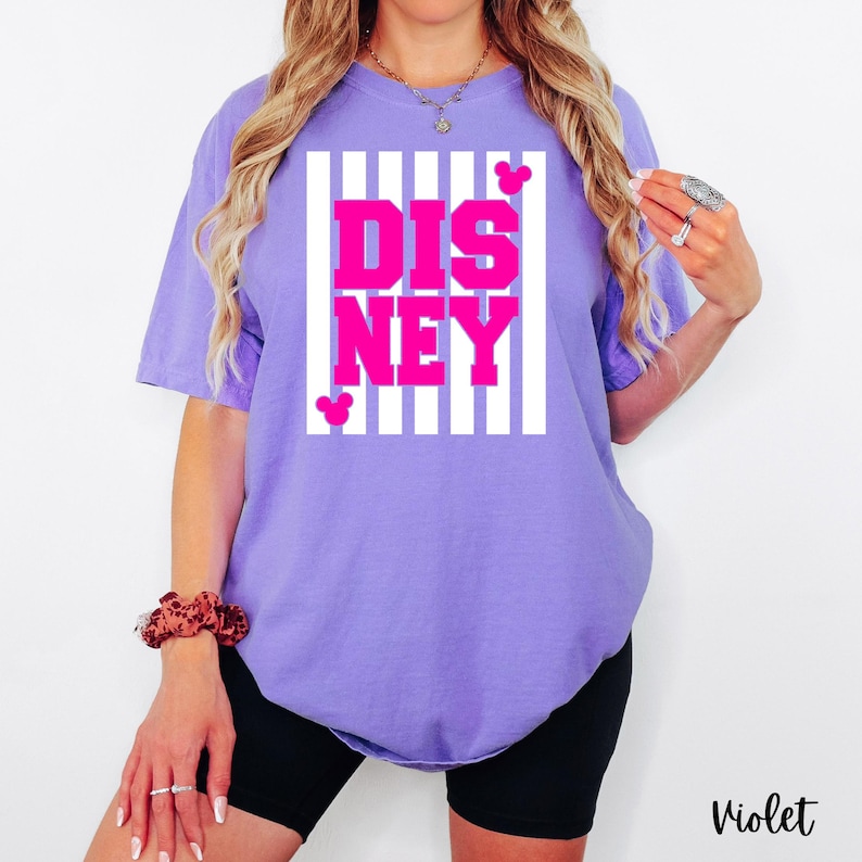 Może przedstawiać: Biały ceramiczny kubek z czarnym uchwytem i napisem "But First, Coffee" pogrubioną, czarną czcionką. Kubek jest umieszczony na neutralnym tle, podkreślając jego prosty design.