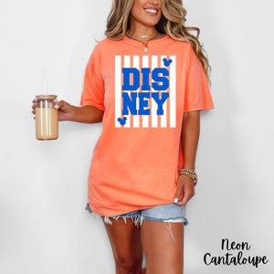 Może przedstawiać: Zestaw trzech ceramicznych misek w odcieniach niebieskiego, zielonego i białego. Miski mają nakrapianą glazurę i prosty, nowoczesny design. Największa miska ma średnicę około 15 cm.