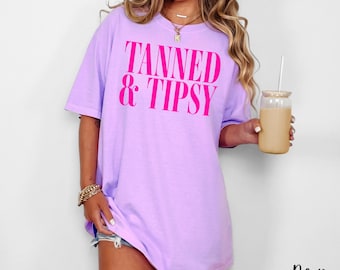 Camisa Comfort Colors, Camisa Tanned & Tipsy, Camisa de playa para mujer, Camisa para un día en el lago, Camisa neón de verano, Camisa para vacaciones, campamentos, viaje de chicas