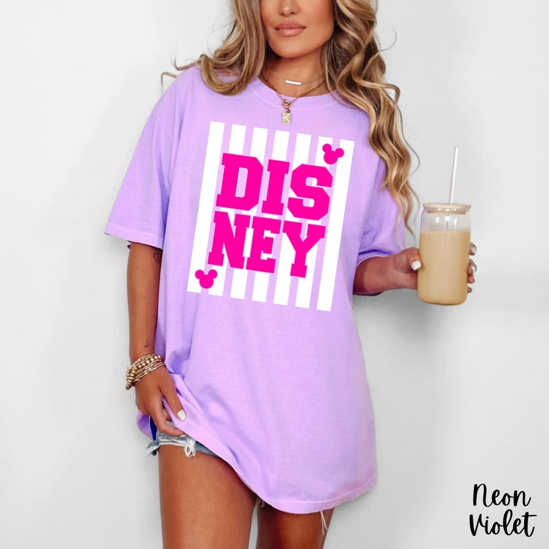 Może przedstawiać: Zestaw trzech ceramicznych kubk&oacute;w z nakrapianym, matowym wykończeniem. Kubki są w odcieniach kremu, jasnoszarym i ciemnoszarym. Każdy kubek ma prosty, minimalistyczny design.