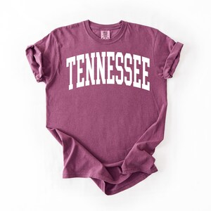 K&ouml;nnte beinhalten: Ein maronfarbenes T-Shirt mit dem Wort "TENNESSEE" in wei&szlig; auf der Vorderseite.