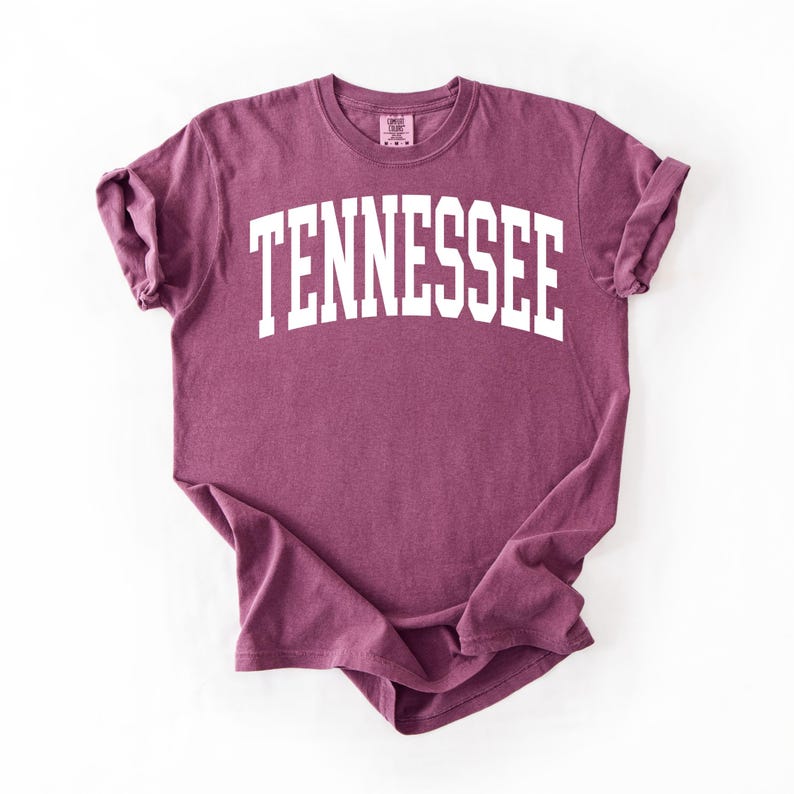 K&ouml;nnte beinhalten: Ein maronfarbenes T-Shirt mit dem Wort "TENNESSEE" in wei&szlig; auf der Vorderseite.