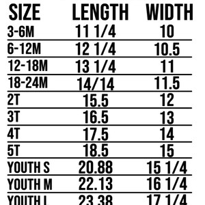 Pu&ograve; includere: Tabella delle taglie per abbigliamento per bambini e ragazzi, che mostra le misure di lunghezza e larghezza in pollici. Le taglie vanno da 3-6 mesi a extra large per i giovani.