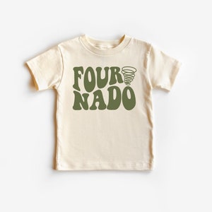 Pu&ograve; includere: Una maglietta a maniche corte color crema con una grafica verde che dice "FOURNADO" con una grafica di tornado verde sopra il testo.
