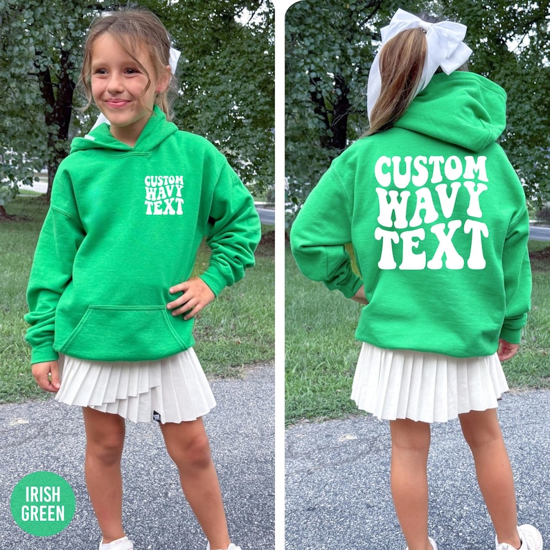 Puede incluir: Una sudadera con capucha verde con el texto "CUSTOM WAVY TEXT" en blanco. La sudadera tiene un bolsillo delantero y se combina con una falda plisada blanca. Las palabras "IRISH GREEN" est&aacute;n en la parte inferior de la imagen.