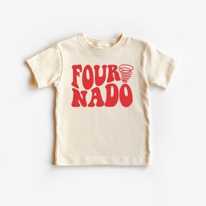 Pu&ograve; includere: Una maglietta a maniche corte color crema con una grafica rossa che dice "FOURNADO" con un simbolo di tornado rosso.