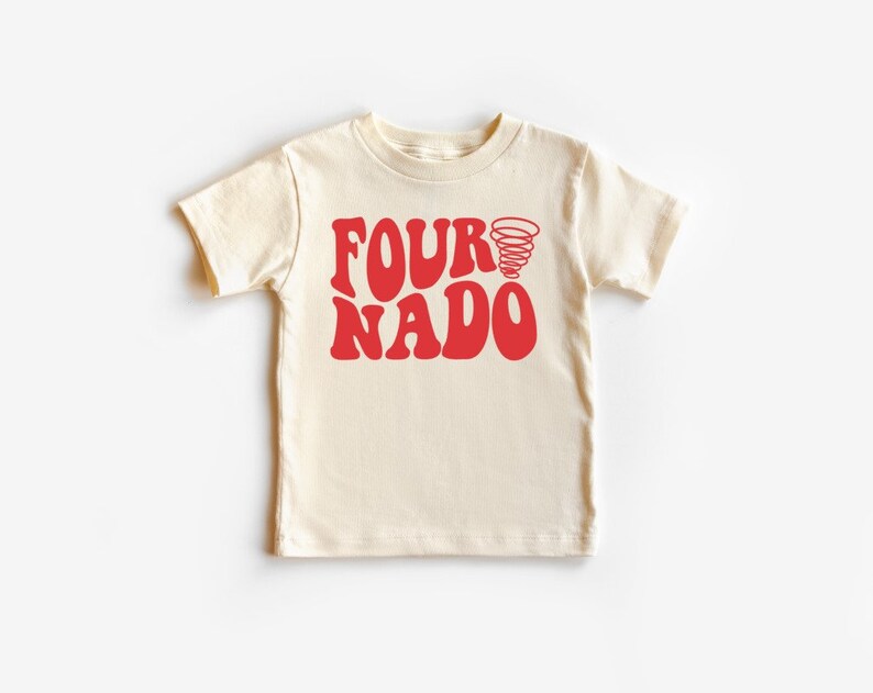 Pu&ograve; includere: Una maglietta a maniche corte color crema con una grafica rossa che dice "FOURNADO" con un simbolo di tornado rosso.