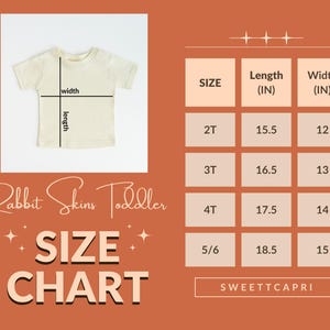 Pu&ograve; includere: T-shirt color crema per bambini piccoli con misure di lunghezza e larghezza. Una tabella delle taglie mostra le taglie 2T-5/6, con le corrispondenti lunghezze e larghezze in pollici. Il testo "Rabbit Skins Toddler" e "SIZE CHART" sono visibili.