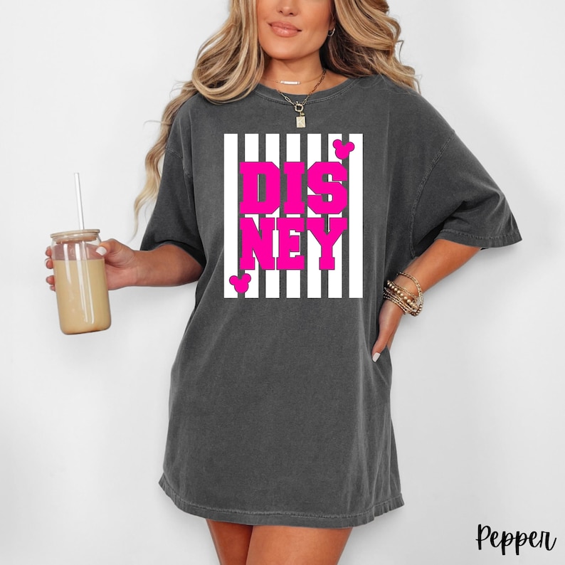 Może przedstawiać: Zestaw trzech ceramicznych kubk&oacute;w z nakrapianym, matowym wykończeniem. Kubki są w odcieniach kremu, jasnoszarym i ciemnoszarym. Każdy kubek ma prosty, minimalistyczny design.