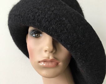Vintage 1920s 1930s Black Wool Cloche Hat With Feathers  display picture 1