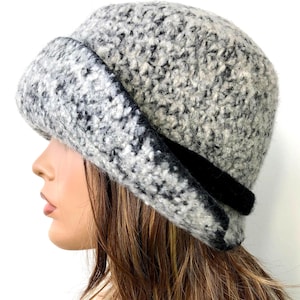 Light Gray Tweed 1920&#39;s style Flapper Cloche Hat with 3&quot; wide Brim and black hatband, Art Deco Hat, handmade in your size