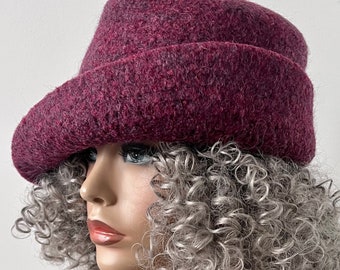 bordeaux et chapeau feutré marron à bord recourbé, chapeau feutré pour femme, clochette en feutre marron, chapeau minimaliste de 22,5 po. à 23 po. prêt à expédier