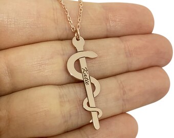 Collar de varilla de Asclepio en metal de plata esterlina, collar de nombre personalizado, collar de Asclepio, joyería médica, joyería de graduación