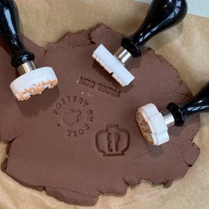 Aangepaste aardewerkstempel, gepersonaliseerde kleistempel, aardewerk handtekeningstempel, aangepaste aardewerk initialenstempel, aangepaste keramische stempel