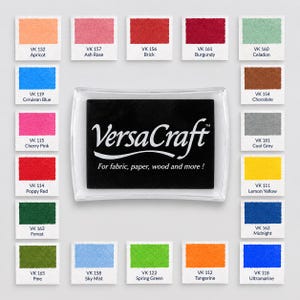Könnte beinhalten: Ein rechteckiges schwarzes VersaCraft-Stempelkissen mit weißem Text VersaCraft For fabric, paper, wood and more!, umgeben von zwanzig kleinen quadratischen Farbmustern, die mit Codes und Namen wie Apricot, Ash Rose, Brick beschriftet sind.