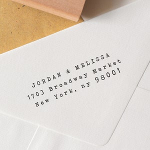 Adresstempel schrijfmachine, klassieke retouradresstempel, traditionele adresstempel, Eco Reclaimed Oak-stempel, zelfinktende stempel