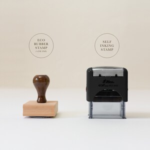 以下が含まれることがあります： 2つのスタンプの画像。1つは、茶色のハンドルと明るい木製のベースを備えた木製の環境に優しいラバースタンプです。もう1つは、テキスト「Shine eco Line PET-843」が付いた黒いセルフインキングスタンプです。「ECO RUBBER STAMP (+INK PAD)」と「SELF INKING STAMP」の文字も表示されています。