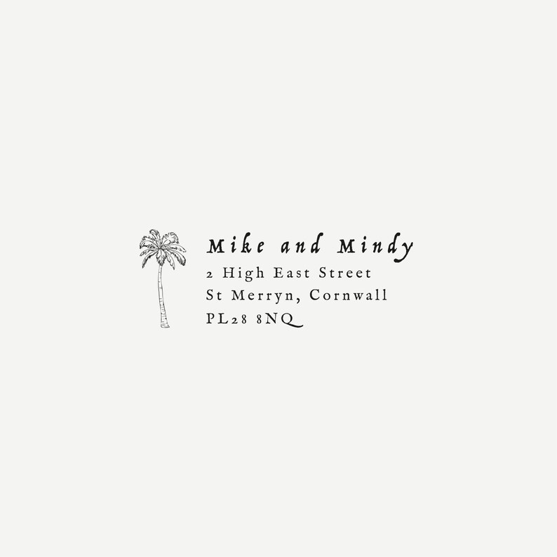 以下が含まれることがあります： クリーム色のカードに黒い文字とヤシの木のイラスト。テキストは「Mike and Mindy」と表示され、住所は2 High East Street, St Merryn, Cornwall, PL28 8NQです。