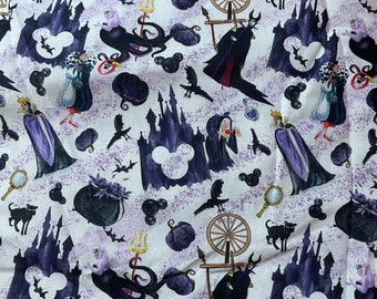 Op de afbeelding: Een witte stof met een herhalend patroon in paars en zwart van Disney's Evil Queen, een spinnewiel, een zwarte kat, een ketel, een kasteel en Mickey Mouse-silhouetten.