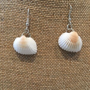 Scallop shell earrings for that breezy summer look.