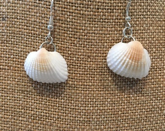 Scallop shell earrings for that breezy summer look.