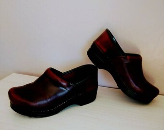 dark red shoes womens