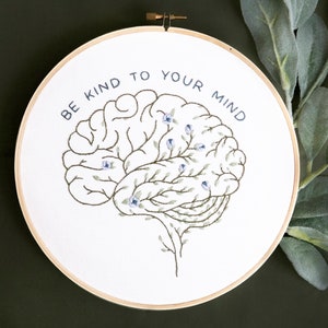 Kit de Bordado Floral "Seja Gentil com a Sua Mente" | Artesanato para Saúde Mental | Anatomia Floral | Bordado para Iniciantes | Bordado Fácil