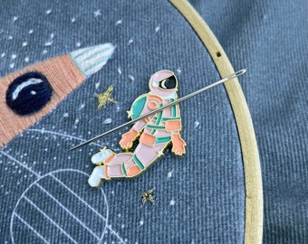 Astronaut Needle Minder: spilla magnetica placcata in oro
