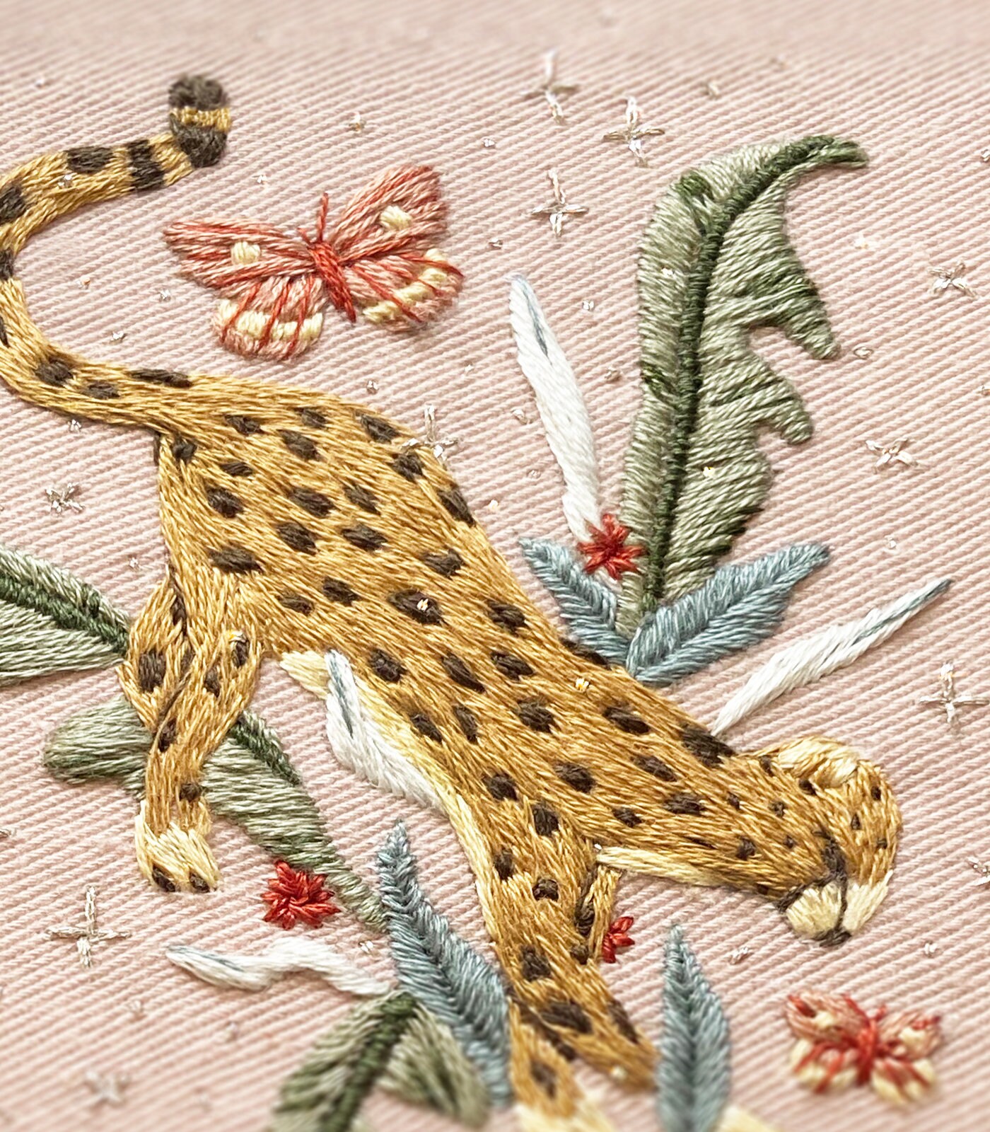 アンティークキルト＆アニマル刺繍フレームハンドメイド·͜· ♡ Cheetah Jungle Hand Embroidery Pattern | Beginner Embroidery | Cat