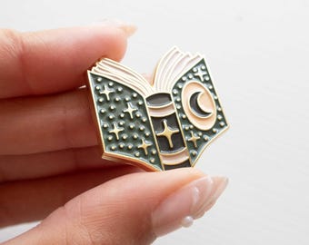 Fantasy Book Needle Minder: Porta aghi da ricamo in oro