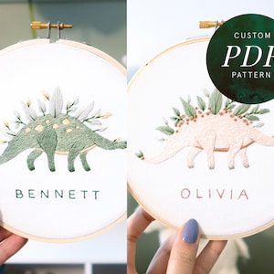 Bloemen dinosaurus aangepaste babynaam borduurpatroon | Borduurwerk voor beginners