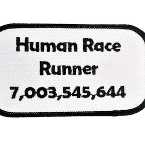 Peut inclure: Écusson rectangulaire blanc avec du texte brodé en noir qui dit "Human Race Runner 7,003,545,644".