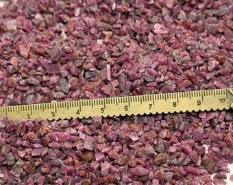 Scaglie di rubino (corindone) frantumate (grado A) provenienti dall'India, ghiaia di dimensioni simili a piselli (2 mm-4 mm) per intarsi in legno, arte con resina, progetti con pietre portafortuna