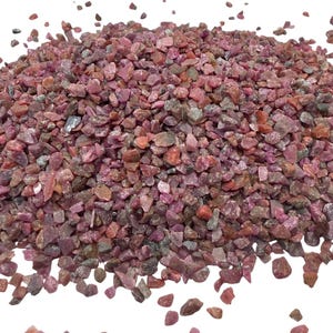 Scaglie di rubino (corindone) frantumate, ghiaia di dimensioni simili a piselli (2 mm-4 mm) per intarsi in legno, arte in resina, decorazioni o piramidi di orgone, offerta a saldo.