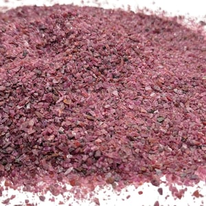 Crushed Rubin (Korund) Sand (Grade A) aus Indien, Medium Sand (0,25 mm-2 mm) für Ring Inlay, Resin Art, Gedenkschmuck, Geburtssteinschmuck