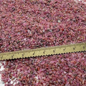 Puede incluir: Juego de tres tazas de cerámica con acabado moteado y mate. Las tazas son de color crema, gris claro y gris oscuro. Cada taza tiene un diseño simple y minimalista.