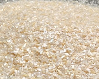 Geplette romige witte parelmoervlokken, medium crush (0,25 mm-2 mm) voor houtbewerking en ringinlegwerk, harskunst, herdenkingssieraden