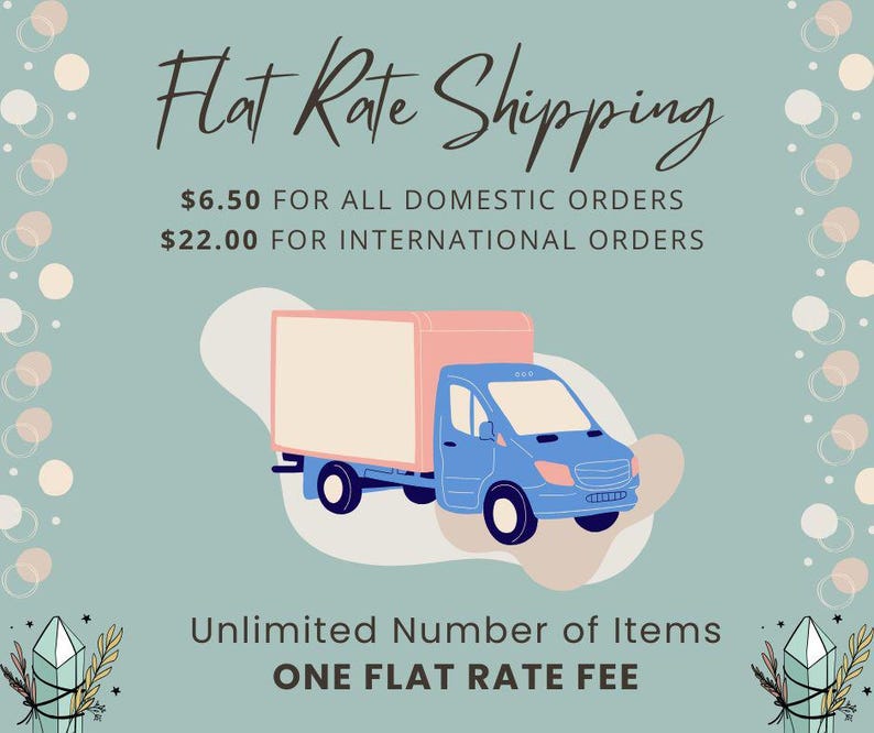 Op de afbeelding: Een lichtblauwe bestelwagen met een roze laadbak staat centraal op een saliegroene achtergrond. De tekst luidt Flat Rate Shipping, $6.50 FOR ALL DOMESTIC ORDERS, $22.00 FOR INTERNATIONAL ORDERS, Unlimited Number of Items, ONE FLAT RATE FEE.