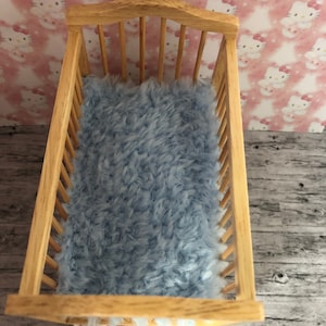 Dollshouse 1/12th miniature hand knitted Fur cot blanket image 1