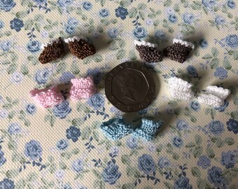 Miniatura Uomo Seduto Che Legge - Scala 1:12 Per Case Delle Bambole, Resina