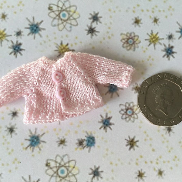 Cardigan miniature tricoté à la main pour bébé/enfant en bas âge au 1/12e maison de poupée